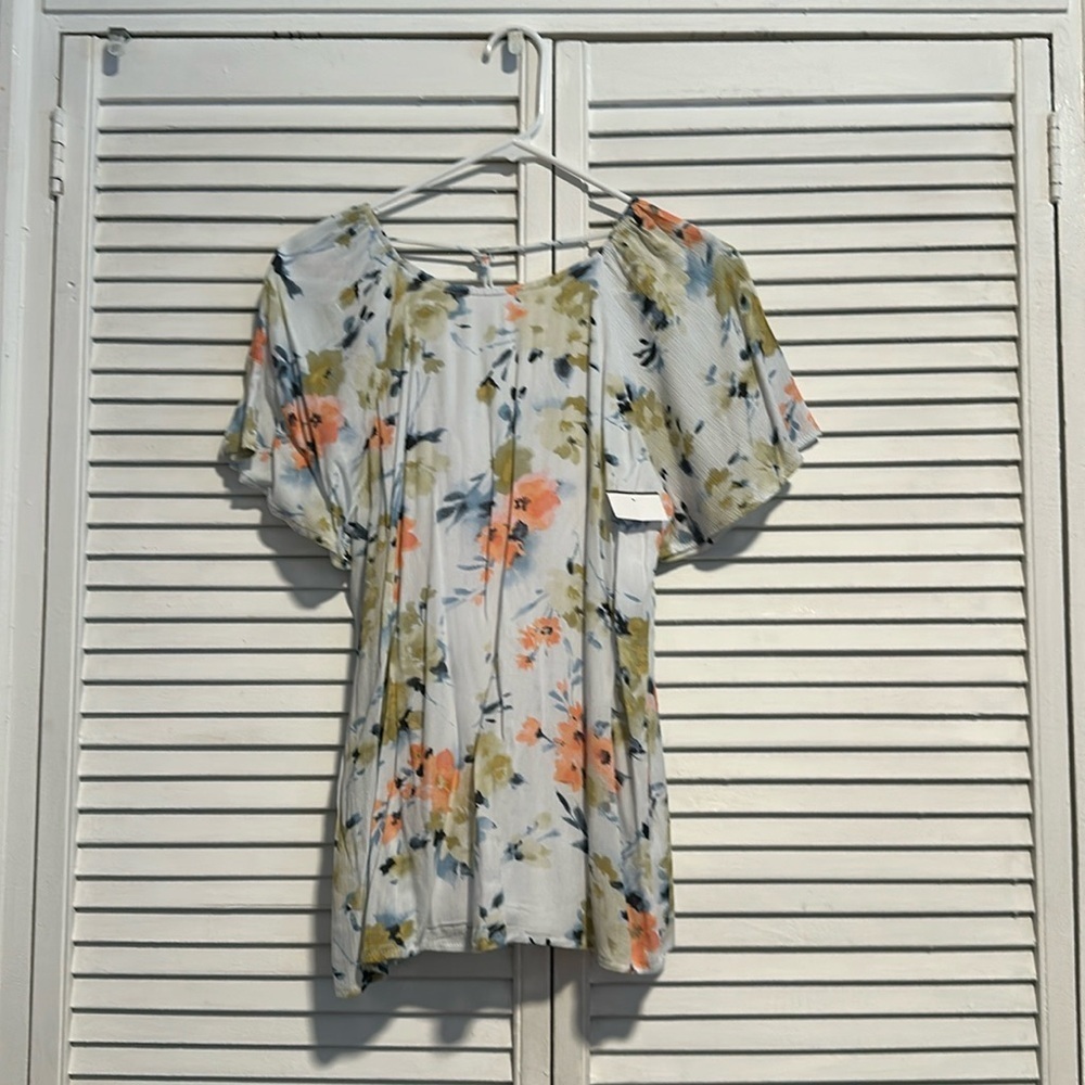 Women blouse with back detail